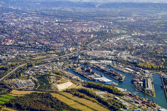 Windkraftanlagen auf Müllberg am Rheinhafen im Ortsteil Mühlburg in Karlsruhe im Bundesland Baden-Württemberg, Deutschland