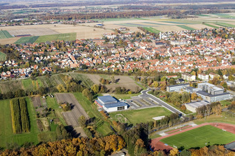 Bienwaldhalle in Kandel im Bundesland Rheinland-Pfalz, Deutschland von einer Drohne aus