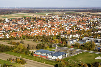 Bienwaldhalle Kandel im Bundesland Rheinland-Pfalz, Deutschland von der Drohne aus gesehen