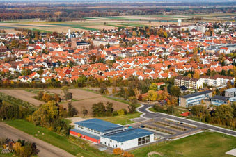 Luftaufnahme von Gebäude der Veranstaltungshalle Bienwaldhalle in Kandel im Bundesland Rheinland-Pfalz, Deutschland