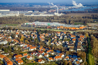 Rheindammstr vor dem Maximilian Center im Ortsteil Maximiliansau in Wörth am Rhein im Bundesland Rheinland-Pfalz, Deutschland