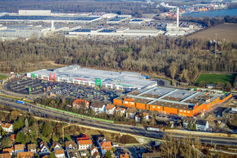 Schrägluftbild von Globus Baumarkt im Maximilian Center im Ortsteil Maximiliansau in Wörth am Rhein im Bundesland Rheinland-Pfalz, Deutschland
