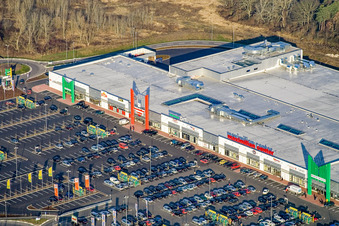 Martktauf im Maximilian Center im Ortsteil Maximiliansau in Wörth am Rhein im Bundesland Rheinland-Pfalz, Deutschland von oben