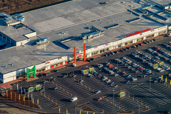 Martktauf im Maximilian Center im Ortsteil Maximiliansau in Wörth am Rhein im Bundesland Rheinland-Pfalz, Deutschland von der Drohne aus gesehen