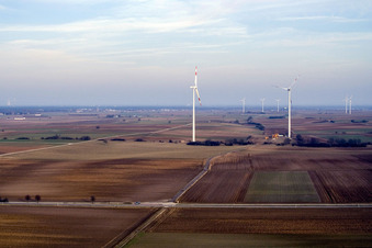 Windkraftanlagen des Windpark Offenbach in Offenbach an der Queich im Bundesland Rheinland-Pfalz, Deutschland
