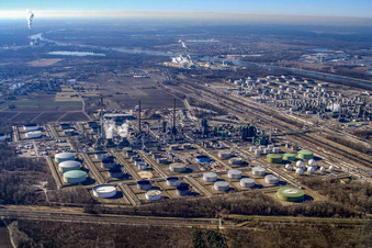 Schrägluftbild von MIRO Öl-Raffinerien im N von Knielingen in Karlsruhe im Bundesland Baden-Württemberg, Deutschland
