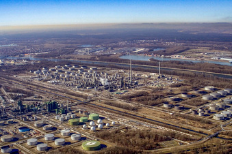 MIRO Öl-Raffinerien im N von Knielingen in Karlsruhe im Bundesland Baden-Württemberg, Deutschland aus der Luft