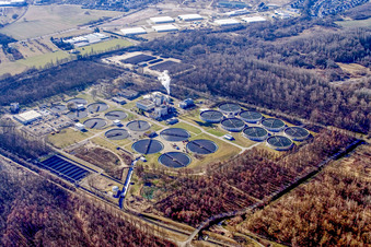 Klärwerk Karlsruhe im Ortsteil Knielingen im Bundesland Baden-Württemberg, Deutschland von oben gesehen