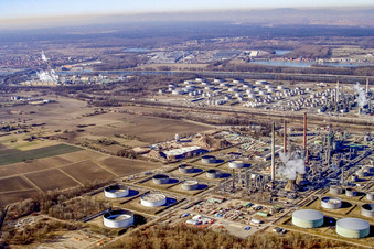 MIRO Öl-Raffinerien im N von Knielingen in Karlsruhe im Bundesland Baden-Württemberg, Deutschland vom Flugzeug aus