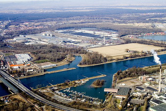 Luftaufnahme von Daimler von Osten im Ortsteil Maximiliansau in Wörth am Rhein im Bundesland Rheinland-Pfalz, Deutschland