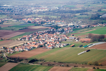 Dorf von Südosten im Ortsteil Mörlheim in Landau in der Pfalz im Bundesland Rheinland-Pfalz, Deutschland