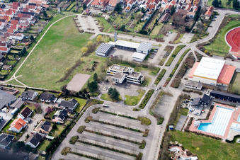 Schrägluftbild von Verbandsgemeinde Rathaus in Offenbach an der Queich im Bundesland Rheinland-Pfalz, Deutschland