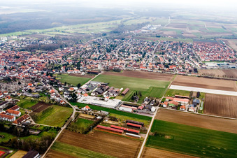 Luftbild von Stadtansicht von Osten in Herxheim bei Landau im Bundesland Rheinland-Pfalz, Deutschland