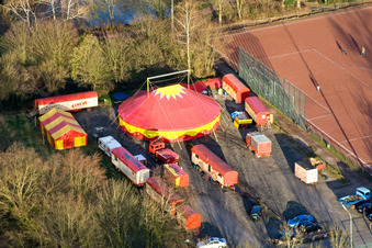 Circus- Zelt- Kuppeln des Zirkus Weisheit am Sportplatz in Kandel im Bundesland Rheinland-Pfalz, Deutschland