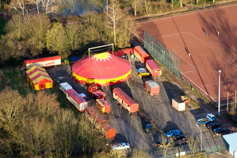 Schrägluftbild von Circus Weisheit am Sportplatz in Kandel im Bundesland Rheinland-Pfalz, Deutschland