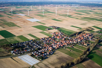 Windenergieanlagen ( WEA ) - Windrad- auf einem Feld in Herxheimweyher im Bundesland Rheinland-Pfalz, Deutschland