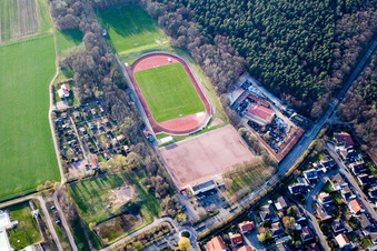 Schrägluftbild von Franz-Hage Stadion in Bellheim im Bundesland Rheinland-Pfalz, Deutschland