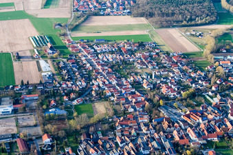 Ortsansicht der Straßen und Häuser der Wohngebiete in Schwegenheim im Bundesland Rheinland-Pfalz, Deutschland von oben