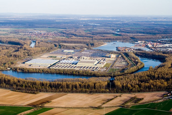 Gebäudekomplex und Logistikzentrum mit vielen geparkten Fahrzeugen auf dem Gelände der Daimler AG Global Logistic Center in Germersheim im Bundesland Rheinland-Pfalz, Deutschland