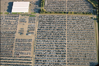 Fahrzeuglager auf dem Gelände der Daimler AG Global Logistic Center in Germersheim im Bundesland Rheinland-Pfalz, Deutschland
