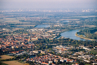 Luftaufnahme von Ortschaft an den Fluss- Uferbereichen des Rhein in Speyer im Bundesland Rheinland-Pfalz, Deutschland