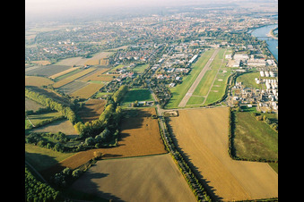 Speyerer Flugplatz von Süden im Bundesland Rheinland-Pfalz, Deutschland