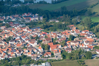 Kath. Kirche St. Johannes der Täufer im Ortsteil Sondernheim in Germersheim im Bundesland Rheinland-Pfalz, Deutschland aus der Luft
