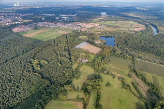 Aussiedlerhof am Waldrand in Bellheim im Bundesland Rheinland-Pfalz, Deutschland