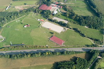 Haras de la Née in Neewiller-près-Lauterbourg im Bundesland Bas-Rhin, Frankreich aus der Drohnenperspektive