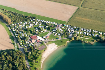 Schrägluftbild von Wohnwagen und Zelte- Campingplatz - und Zeltplatz Camping Plage du Staedly am See in Roeschwoog in Grand Est in Rœschwoog im Bundesland Bas-Rhin, Frankreich