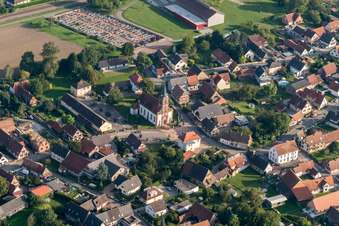 Kirchengebäude der Église protestante in der Dorfmitte in Rountzenheim in Grand Est im Bundesland Bas-Rhin, Frankreich