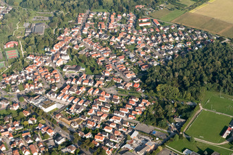 Luftbild von Ortsansicht der Straßen und Häuser der Wohngebiete in Drusenheim in Grand Est im Bundesland Bas-Rhin, Frankreich