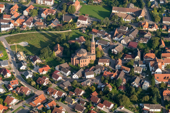Kirche im Dorfzentrum im Ortsteil Rheinbischofsheim in Rheinau im Bundesland Baden-Württemberg, Deutschland