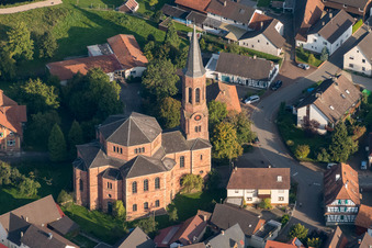 Luftbild von Kirche im Dorfzentrum im Ortsteil Rheinbischofsheim in Rheinau im Bundesland Baden-Württemberg, Deutschland