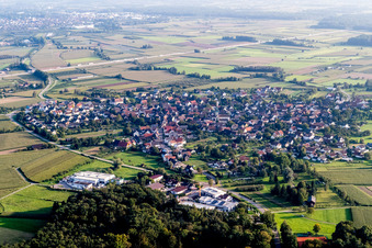 Dorf - Ansicht am Rande von landwirtschaftlichen Feldern und Nutzflächen in Achern im Ortsteil Wagshurst im Bundesland Baden-Württemberg, Deutschland