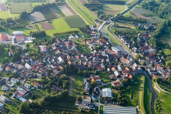 Renchbrücke und St. Anastasius im Ortsteil Erlach in Renchen im Bundesland Baden-Württemberg, Deutschland
