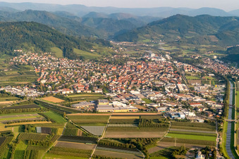 Ortsansicht der Straßen und Häuser der Wohngebiete in Oberkirch im Bundesland Baden-Württemberg, Deutschland