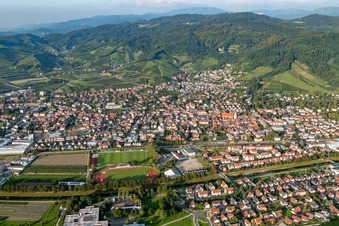 Ortsansicht der Straßen und Häuser der Wohngebiete in Oberkirch im Ortsteil Gaisbach im Bundesland Baden-Württemberg, Deutschland