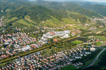Luftbild von Gebäude und Produktionshallen auf dem Werksgelände Papierfabrik August Koehler SE in Oberkirch im Bundesland Baden-Württemberg, Deutschland