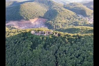 Burgruine Madenburg aus Norden über dem Steinbruch von PfalzGranit im Kaiserbachtal in Eschbach im Bundesland Rheinland-Pfalz, Deutschland