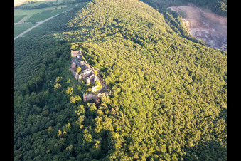 Luftbild von Burgruine Madenburg aus Norden über dem Steinbruch von PfalzGranit im Kaiserbachtal in Eschbach im Bundesland Rheinland-Pfalz, Deutschland