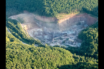 Luftbild von Gelände und Abraum- Flächen Zement- Tagebau der Heidelberger Beton GmbH - Region Süd-West in Waldhambach im Bundesland Rheinland-Pfalz, Deutschland