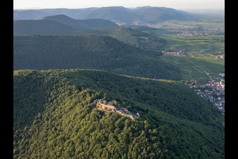 Burgruine Madenburg aus Süden in Eschbach im Bundesland Rheinland-Pfalz, Deutschland