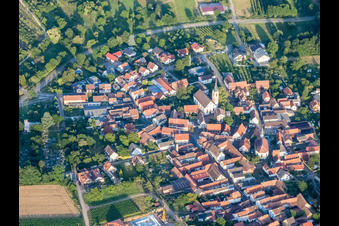 Luftbild von Hauptstraße von Westen und Laurentiusgarten in Göcklingen im Bundesland Rheinland-Pfalz, Deutschland