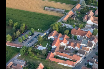 Parkplatz des Hotel Restaurant Krone im Ortsteil Hayna in Herxheim bei Landau im Bundesland Rheinland-Pfalz, Deutschland