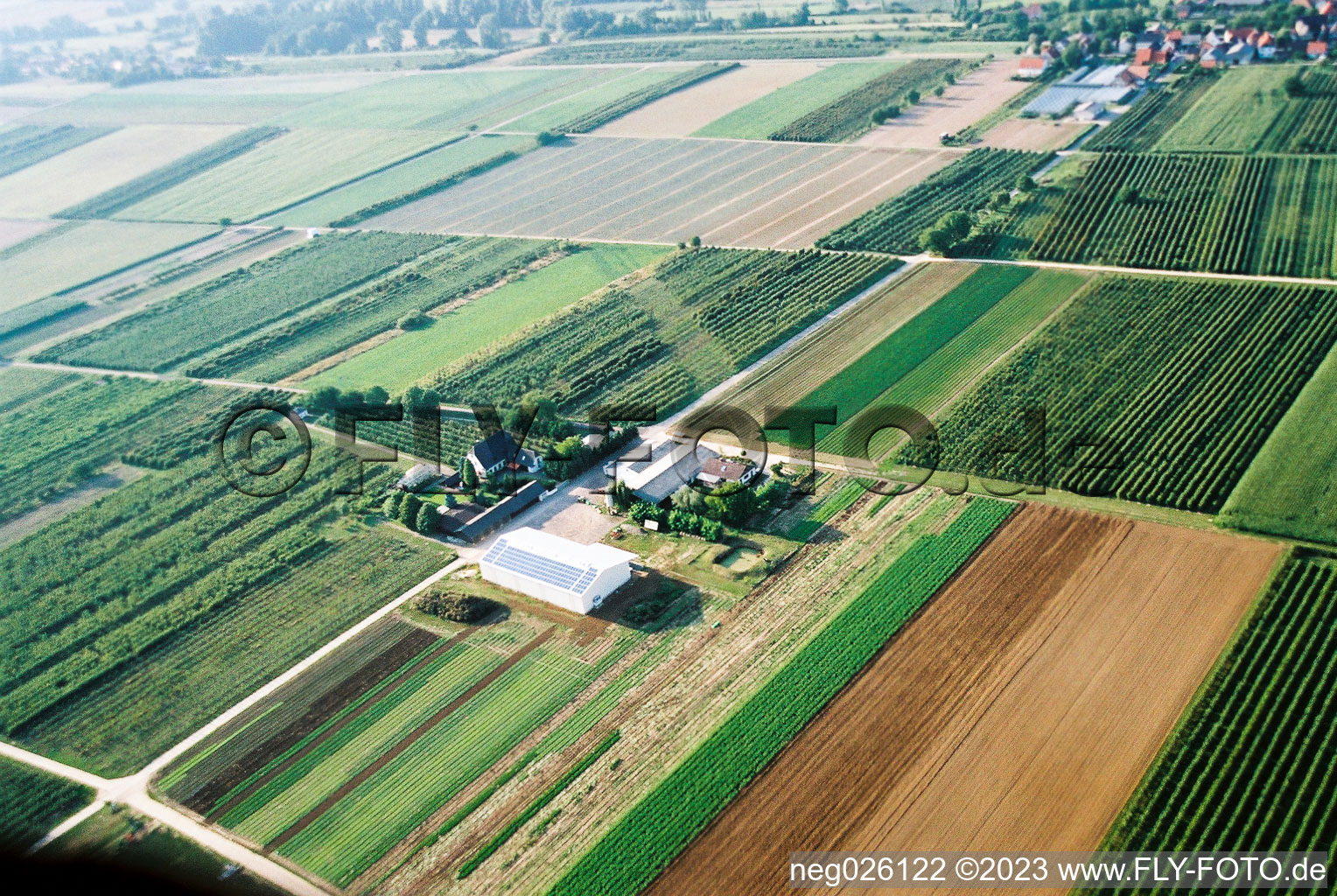 Winden Bauers Garten im Bundesland Rheinland-Pfalz, Deutschland aus der Drohnenperspektive