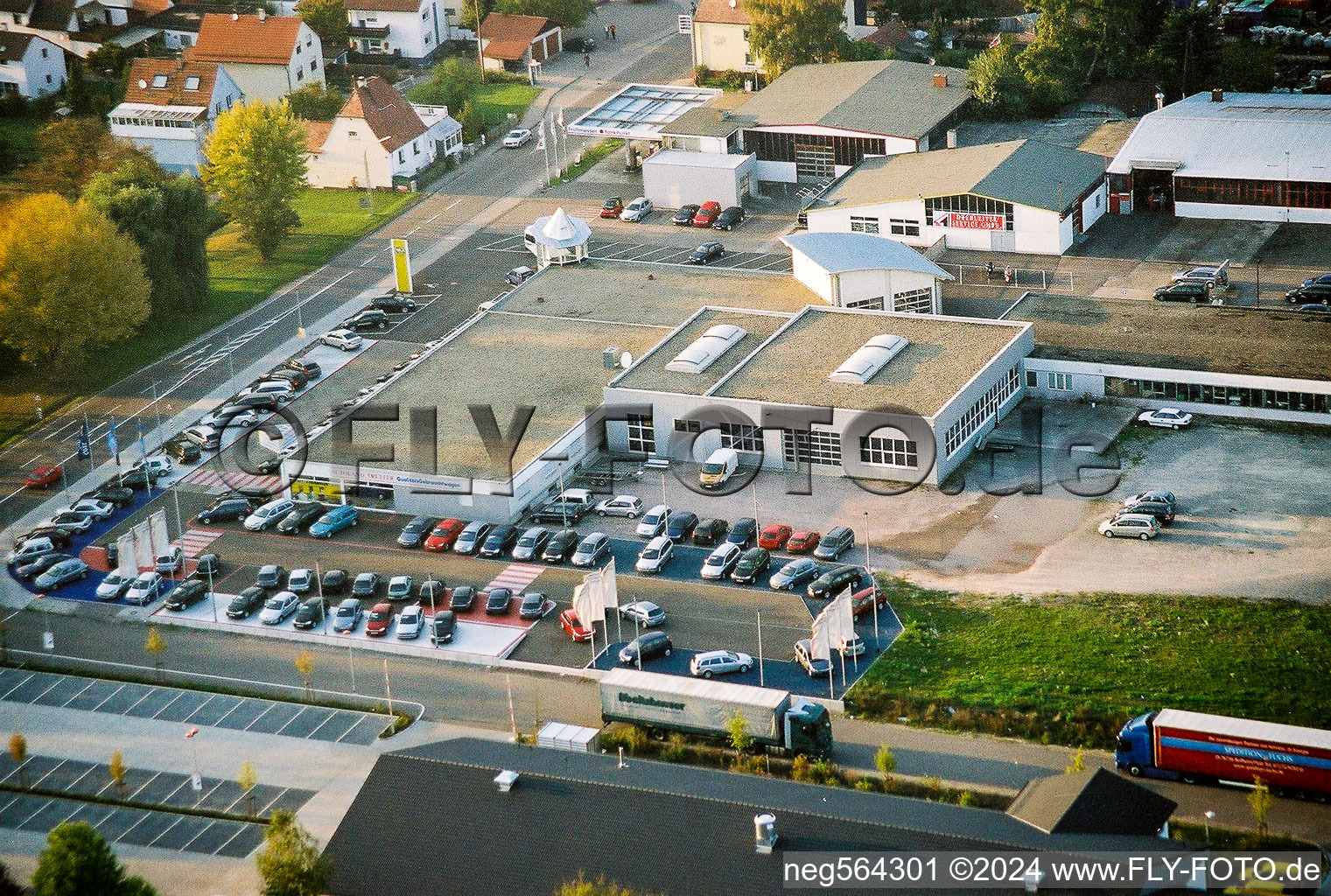 Autohandels- Gebäude des Autohauses Opel-Tretter in Kandel im Bundesland Rheinland-Pfalz, Deutschland