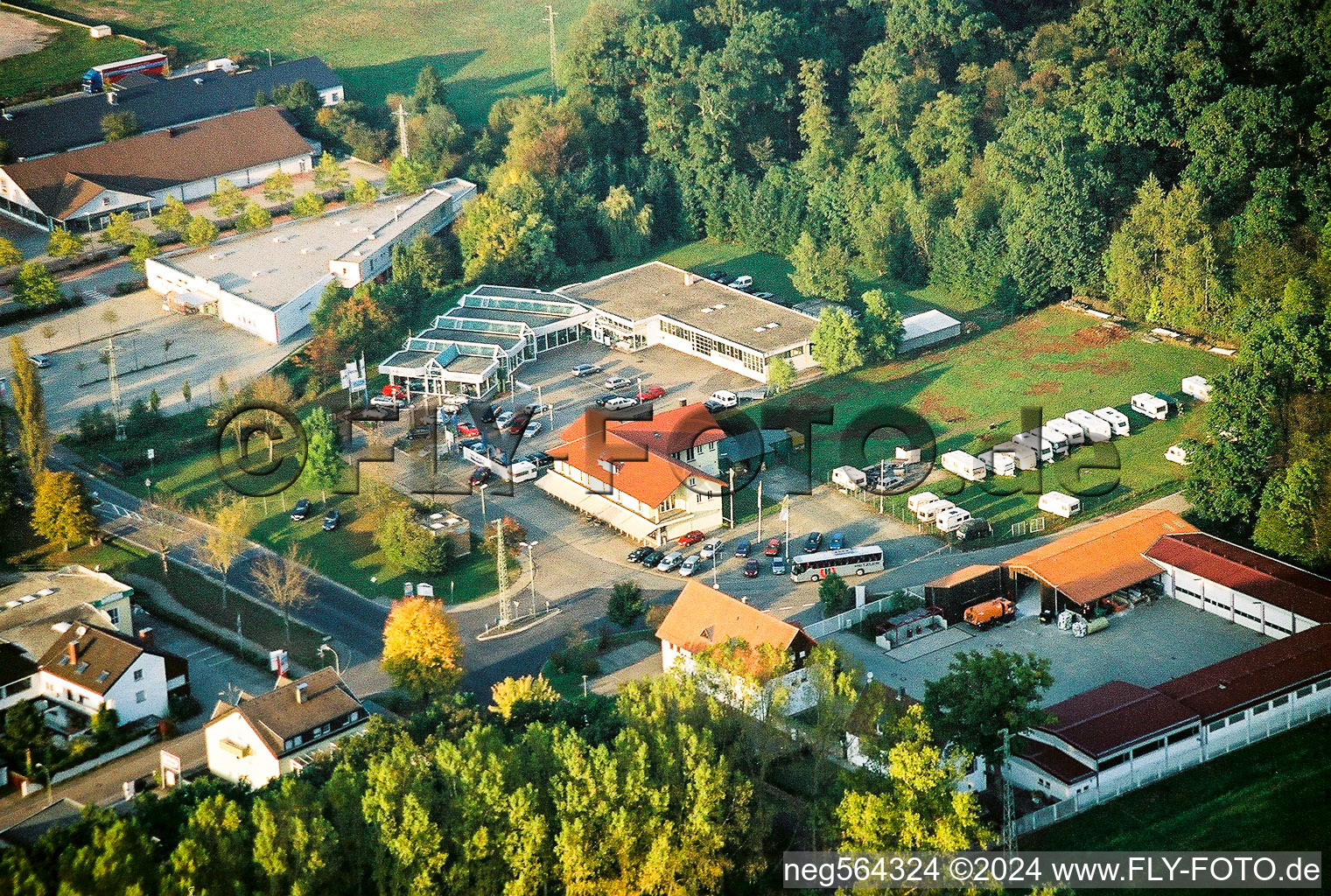 Luftbild von Autohandels- Gebäude des Autohauses Auto Bohlender in Kandel im Bundesland Rheinland-Pfalz, Deutschland
