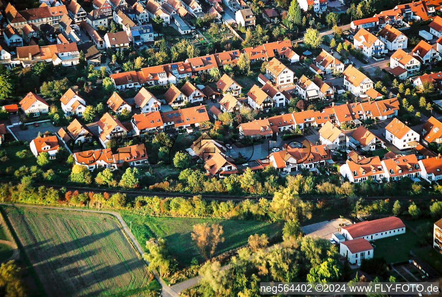 Luftaufnahme von Neubau- Wohngebiet einer Einfamilienhaus- Siedlung Kandel Im Kirschgarten in Kandel im Bundesland Rheinland-Pfalz, Deutschland