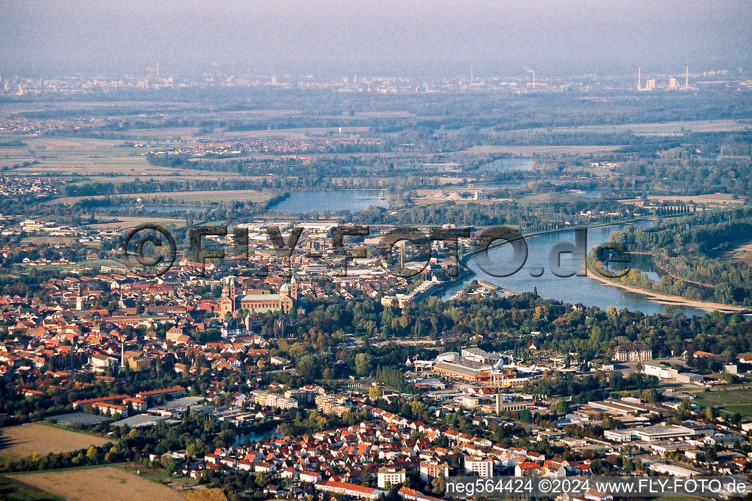 Luftaufnahme von Ortschaft an den Fluss- Uferbereichen des Rhein in Speyer im Bundesland Rheinland-Pfalz, Deutschland